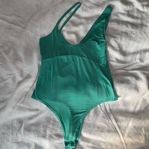 PRETTY LITTLE THING - turquoise asymmetrical bodysuit